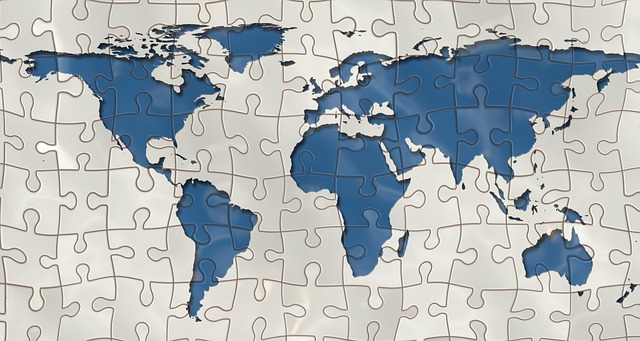 Mapa del mundo dividido en piezas para simbolizar cómo el acento de los actores puede encajar o no